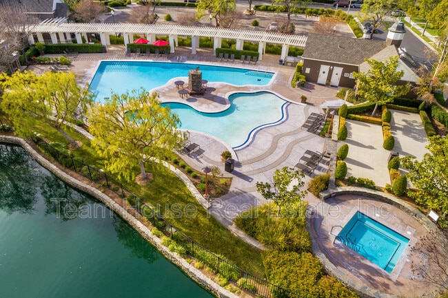 Building Photo - 27007 Edgewater Lnr