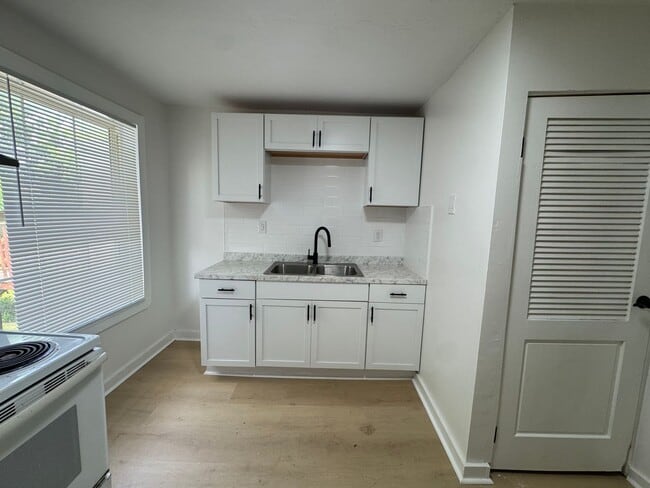 Primary Photo - 529 Smith St