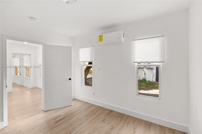 Building Photo - 2508 SW 10th St