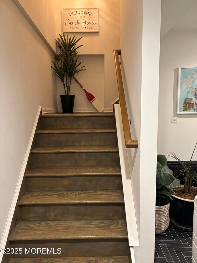 Building Photo - 304 6th Ave