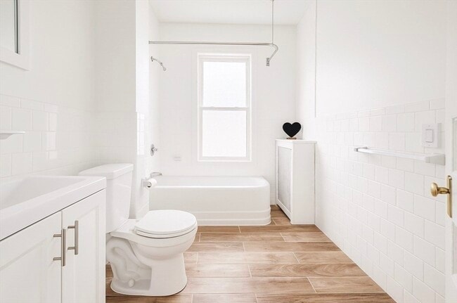 Building Photo - 145 Lagrange St