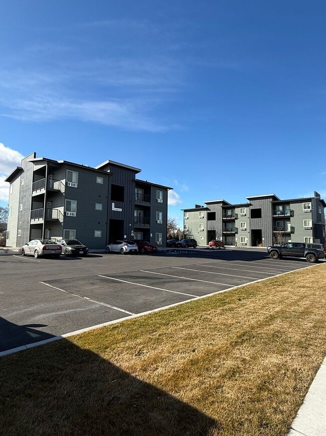 Building Photo - 630 NW Kingwood Ave