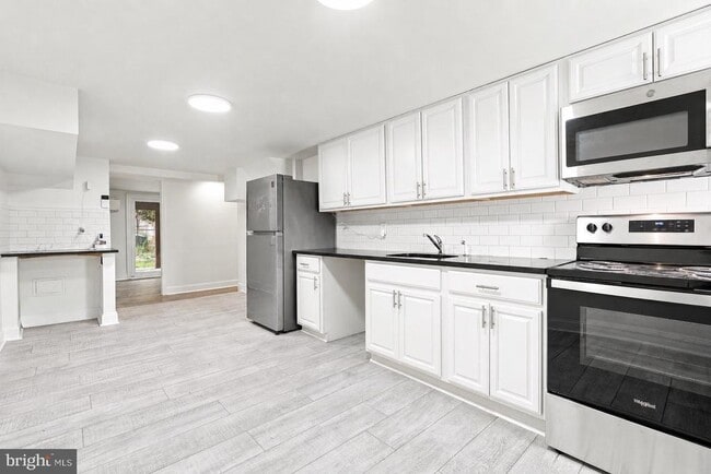 Building Photo - 7813 Midis Pl