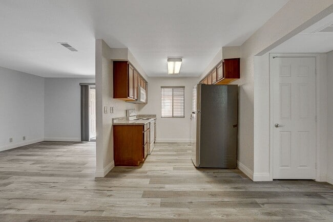 Building Photo - SINGLE BEDROOM CONDO IN GUARD GATED COMMUN...