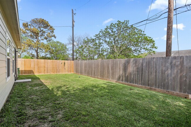 Building Photo - 2518 33rd Ave N