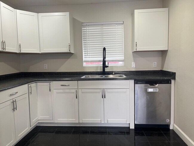 Building Photo - 838 SE Proctor Ln