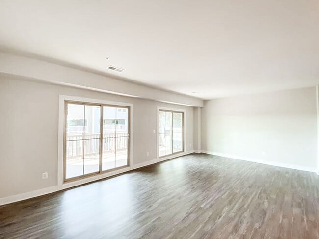 Building Photo - Immaculate & Stunning 3 Bedroom 2.5 Bathroom Brick, End-Unit Condo Style Townhome In Luxurious An...