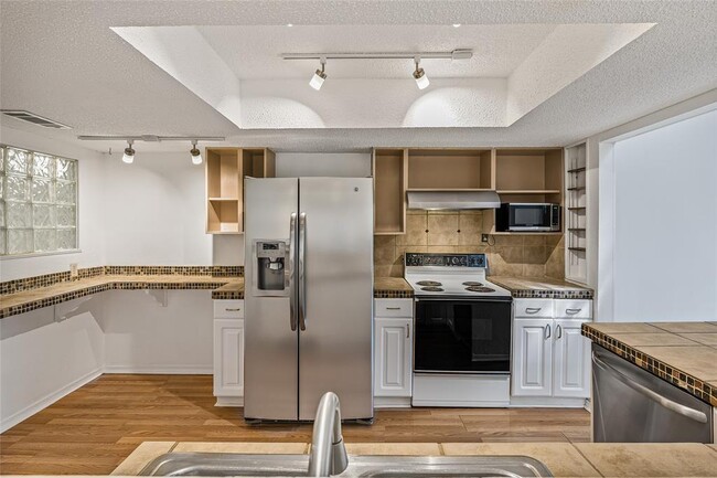 Building Photo - 8903 Trone Cir