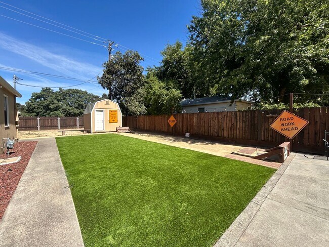 Building Photo - 2 bed, 1 bath, Bonus Room with Built-in Bar