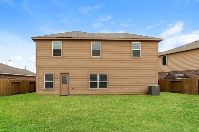 Building Photo - 20718 Round Key Dr