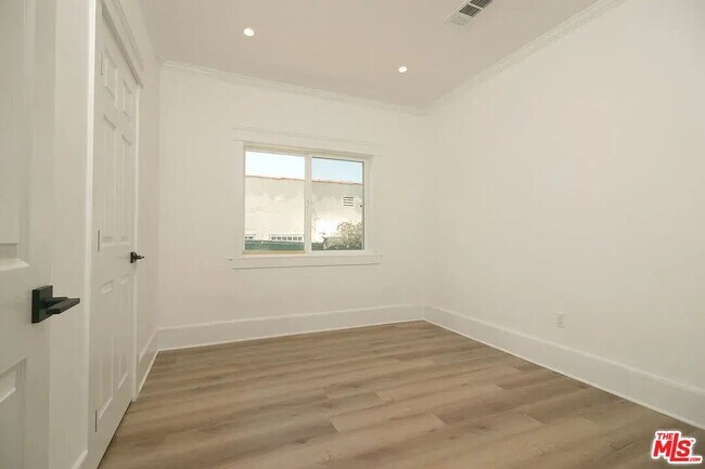 Building Photo - 2510 S Bronson Ave