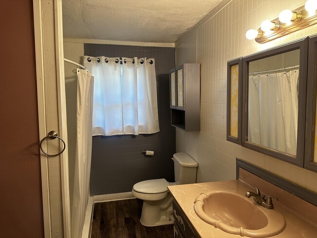 Building Photo - 906 Kingston Rd