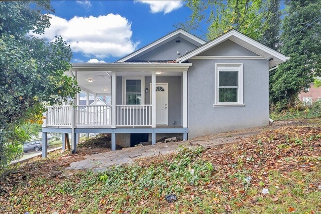 Building Photo - Updated 2 bedroom 1 bath with all new appl...
