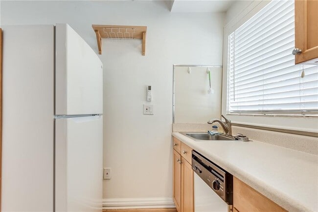 Building Photo - 1143 St Charles Pl NE