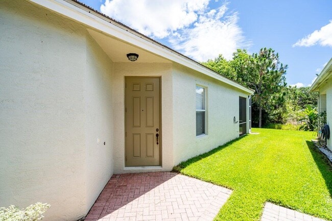 Building Photo - 732 SW Rocky Bayou Terrace