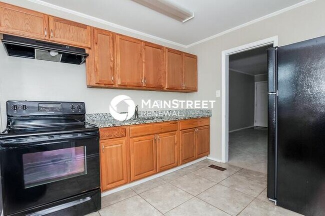 Building Photo - 4 Bedroom Pet-Friendly Home in Charlotte, NC with Main Street Renewal