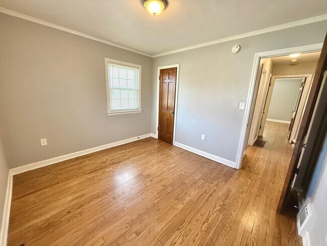 Building Photo - Adorable & Completely Remodeled 2 bedroom - Live Security Deposit Free with Obligo