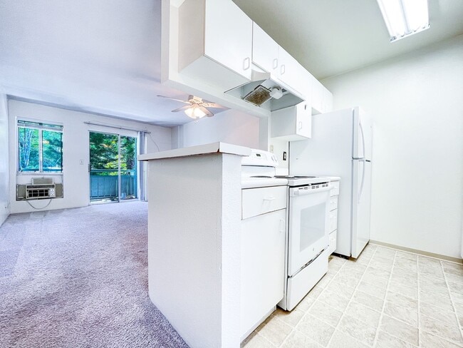 Building Photo - Gardens at Launani! Pet Friendly with A/C!