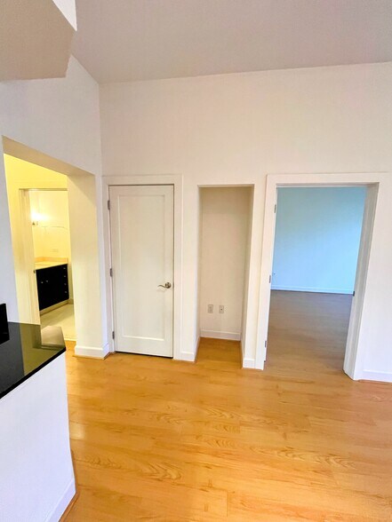 Building Photo - 585 9th St