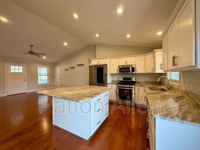 Building Photo - 207 Riverside View Dr