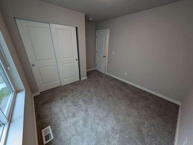 Building Photo - Pristine Bremerton 3 Bedroom Home AVAILABL...