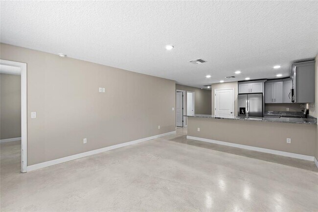 Building Photo - 921 E Clifford Ave