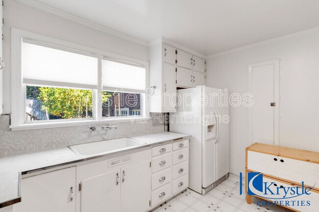 Building Photo - 1322 Wanda St