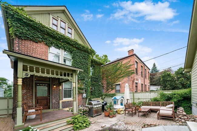 Building Photo - 856 Summit St