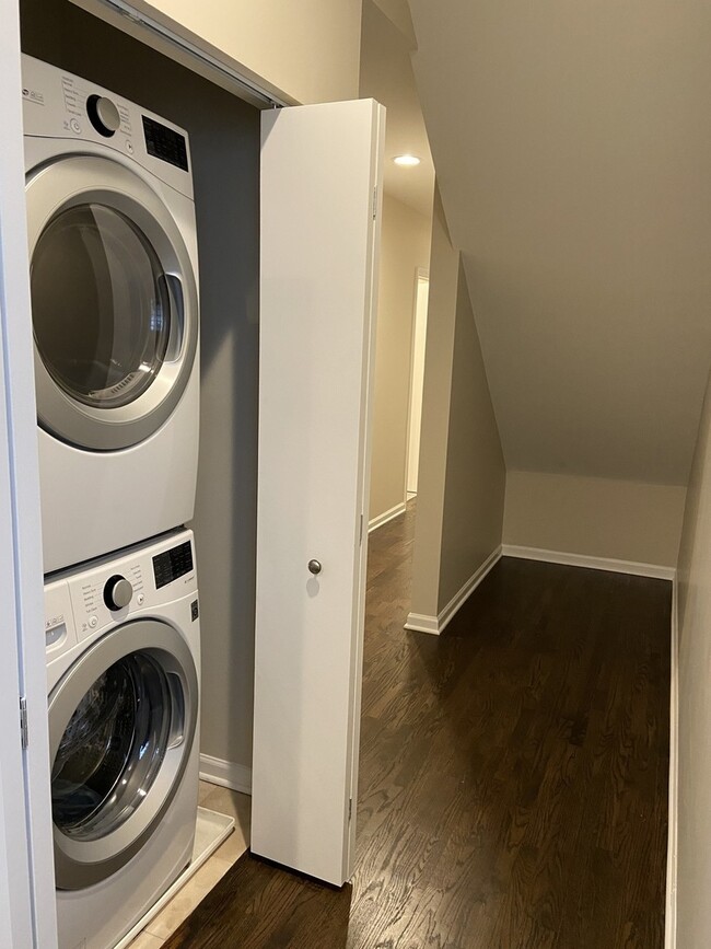 Building Photo - 1837 W North Ave