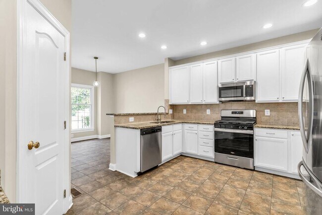 Building Photo - 42985 Pascale Terrace