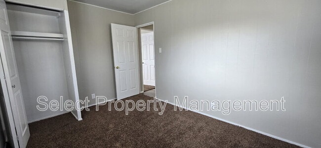 Building Photo - 536 Royalton Dr