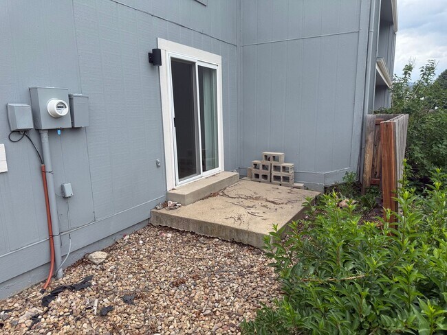 Building Photo - Close to Campus- 4155