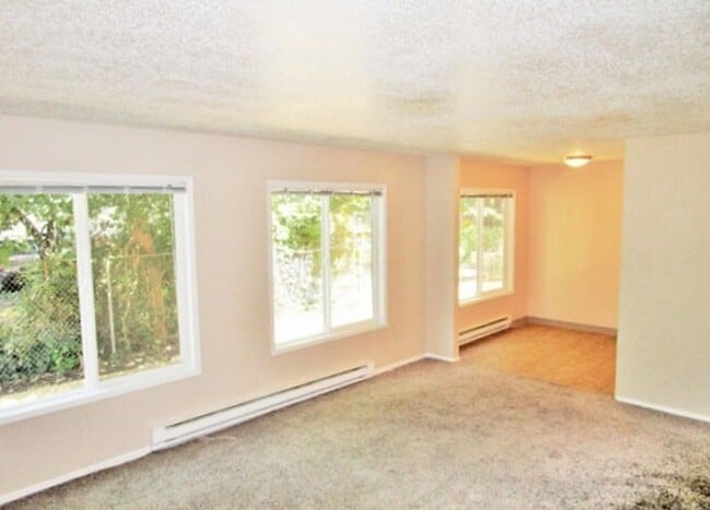 Building Photo - Light & Bright 2-Bedroom w/Dishwasher & Parking!