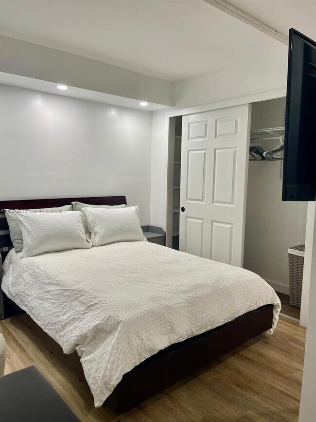 Building Photo - 19960 Highland Lakes Blvd