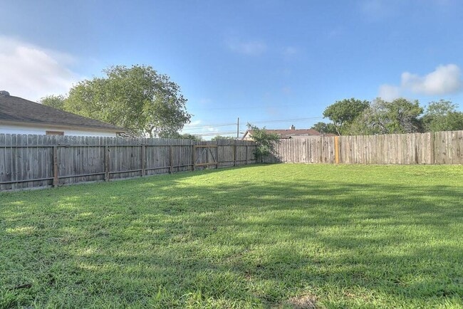 Building Photo - 10921 Shady Ln