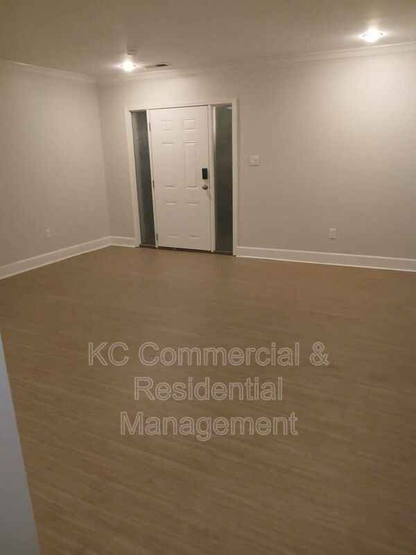 Building Photo - 530 W 10th St