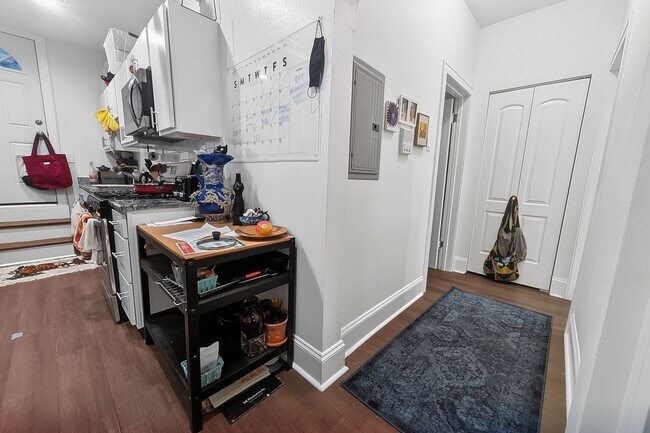Building Photo - Newly Renovated 1 BR in Loyola on Lovely Quiet Block