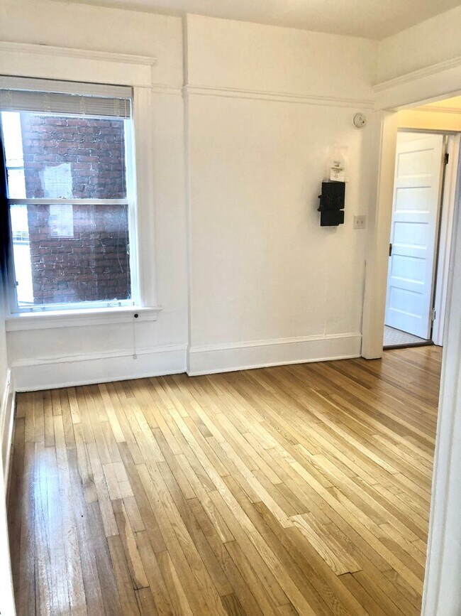 Building Photo - Another Move in Special in time for Spring! - NE Views out Bay Windows on the TOP FLOOR!