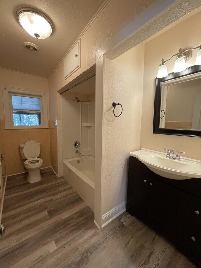 Building Photo - 935 Allen Ave