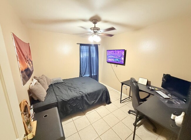 Building Photo - 4707 Los Laureles Ln