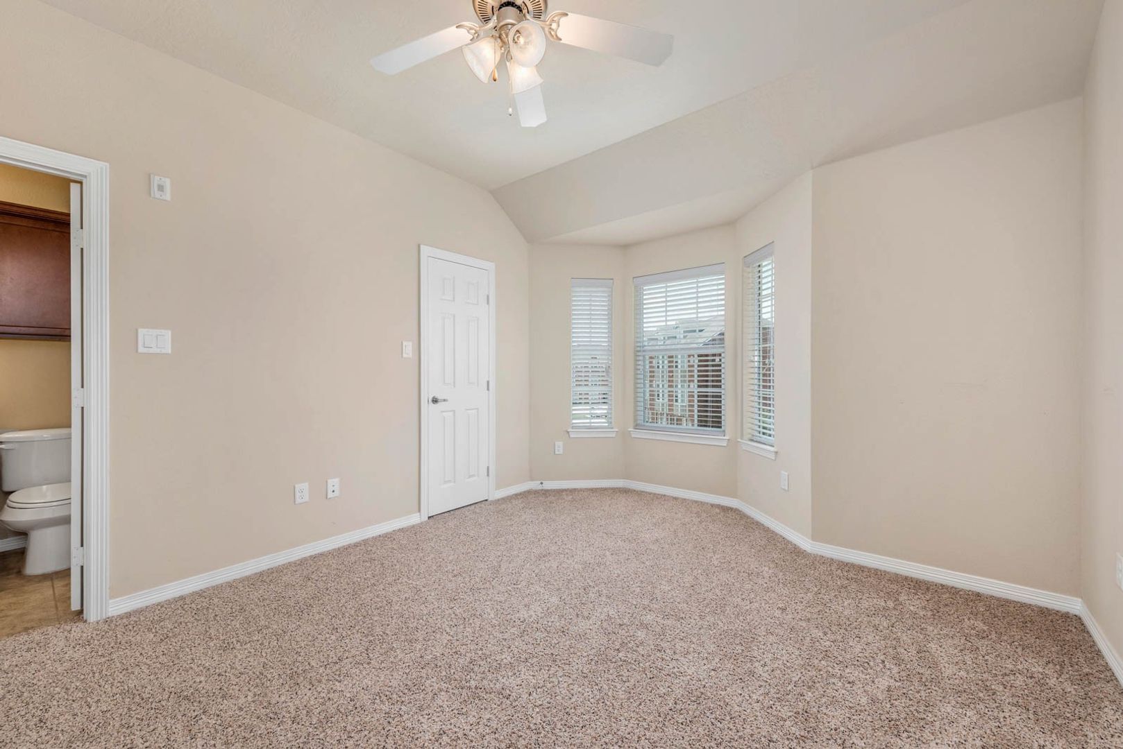 Building Photo - $500 Off 1st Month's Rent! August 2026 Pre-lease! Gorgeous 4 Bed, 4.5 Bath in Beautiful Lakeridge!