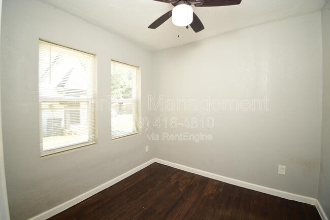 Building Photo - 613 E Xyler St