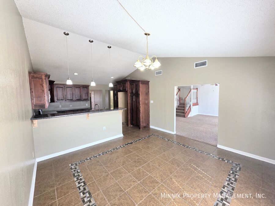 Building Photo - 1325 E Cowden Ave