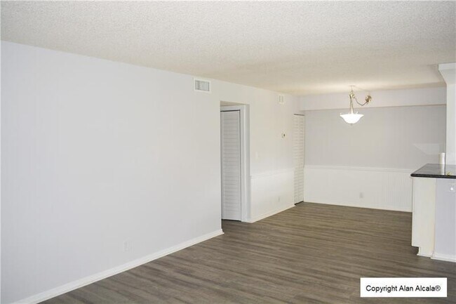 Building Photo - 709 Gardens Dr