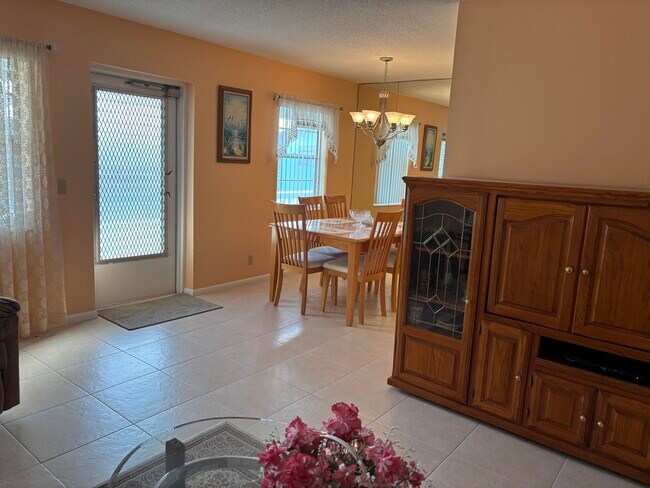 Building Photo - 115 Camden E