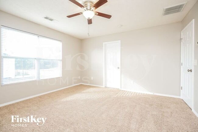 Building Photo - 2875 Creekbend Dr