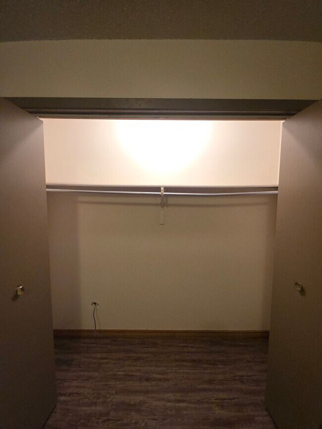 Building Photo - 300 N Hartford Ave