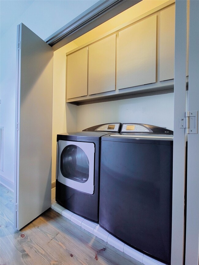 Building Photo - 917 Herkimer St