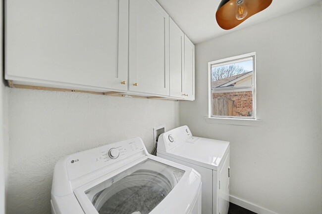 Building Photo - 3204 Lynbrook Dr