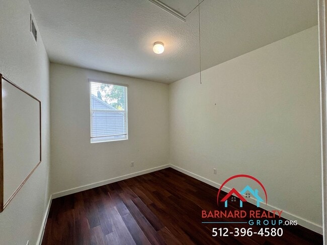 Building Photo - Available Now: Bright and Inviting 2 Bed, ...
